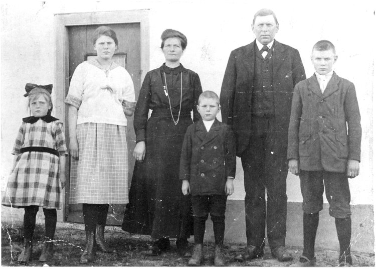 Klik voor foto in apart venster vlnr_marie__riek__moeder_hendrika_geertruida_van_brienen__joop__arie_van_den_broek__albert.jpg